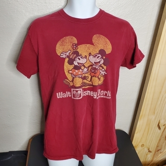 Walt Disney World Licensed Red T Shirt Mickey Mouse Men Size M Disney Parks - Picture 1 of 10